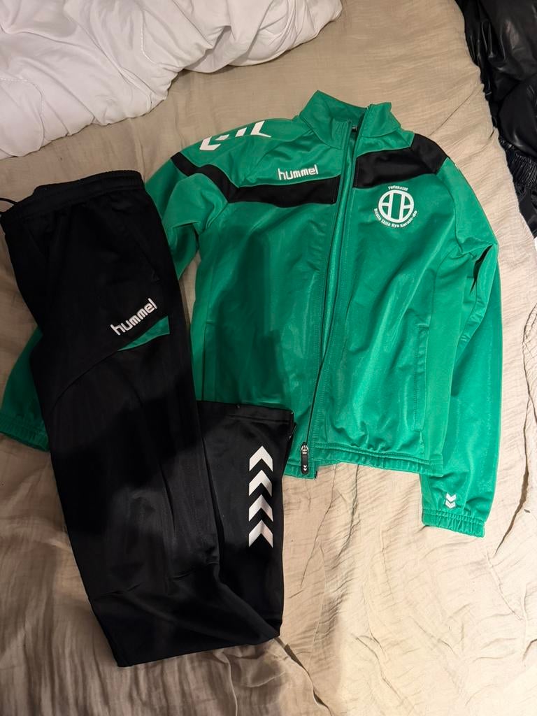 Groene hummel trainingspak maat 164, Ophalen of Verzenden, Zo goed als nieuw, Jongen of Meisje, Sport- of Zwemkleding