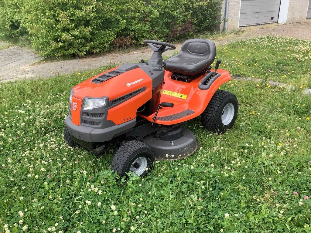 Husqvarna TS 138 Zitmaaier, Zakelijke goederen, Machines en Bouw | Tuin, Park en Bosbouw, Maaier