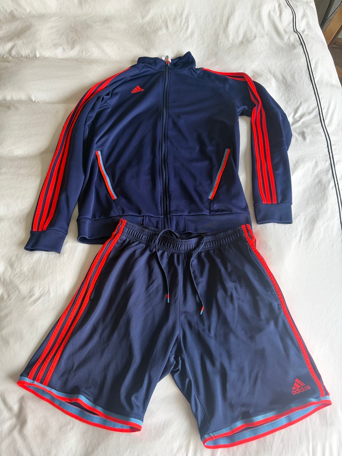 Adidas trainingsset (jasje en korte broek) large, Ophalen of Verzenden, Zo goed als nieuw, Trainingspak