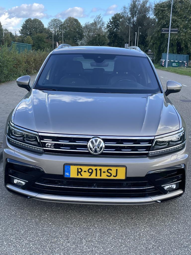 Volkswagen Tiguan 2.0 TSI 220pk 4Motion DSG 2018 Bruin(VOL), Zwart, 4 cilinders, Parkeerassistent, 2500 kg