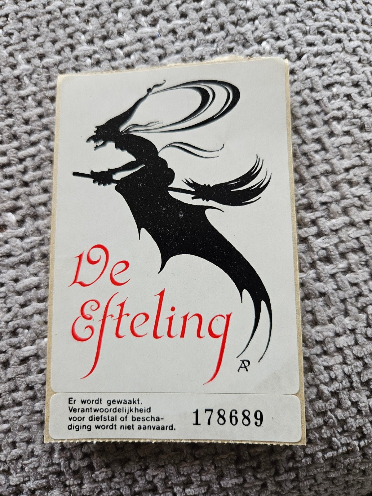Efteling Parkeersticker heks op bezem 1974 zeldzaam, Verzamelen, Efteling, Ophalen of Verzenden