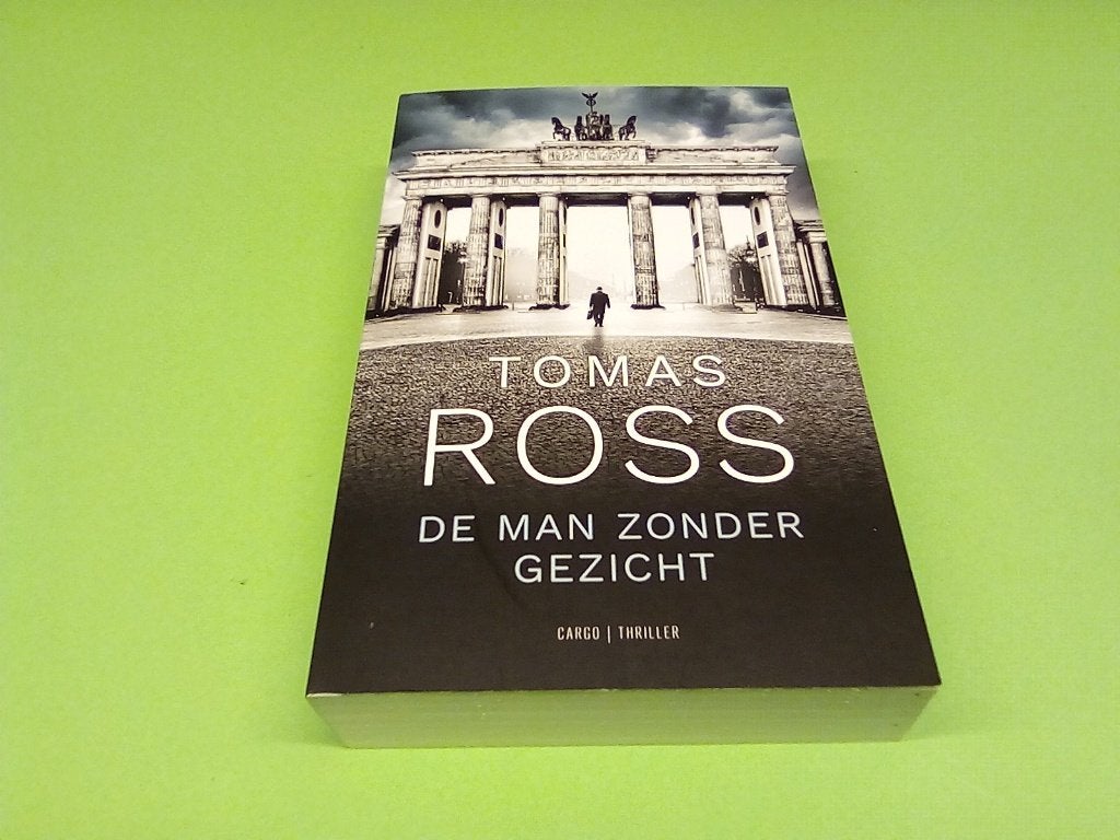 De Man Zonder Gezicht - Tomas Ross (Thriller), Ophalen of Verzenden, Zo goed als nieuw, Nederland, Tomas Ross