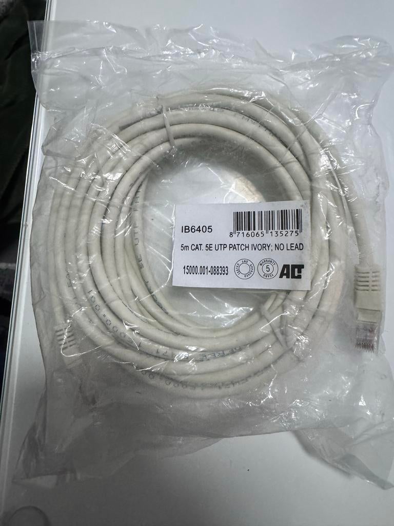 5m CAT. 5E UTP Patch Kabel - Ivoor, Computers en Software, Pc- en Netwerkkabels, Ophalen of Verzenden, Nieuw