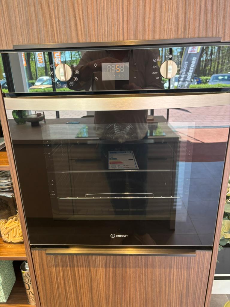 Hete lucht oven Indesit nis 59 cm showmodel, Ophalen, Hete lucht, 60 cm of meer, Nieuw