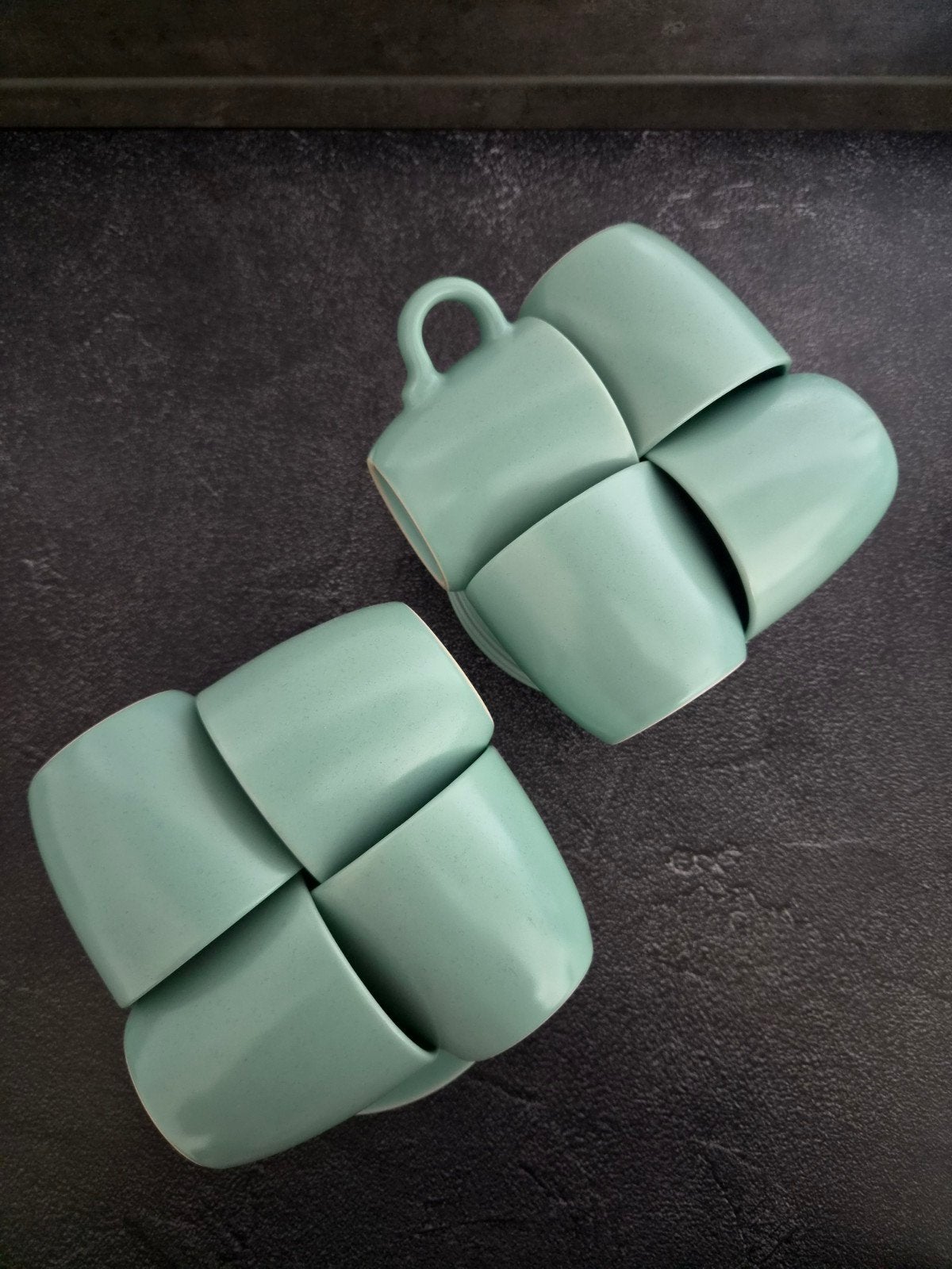 8 kopjes met schotels, licht turquoise / mintgroen, Ophalen, Keramiek, Zo goed als nieuw, Overige stijlen