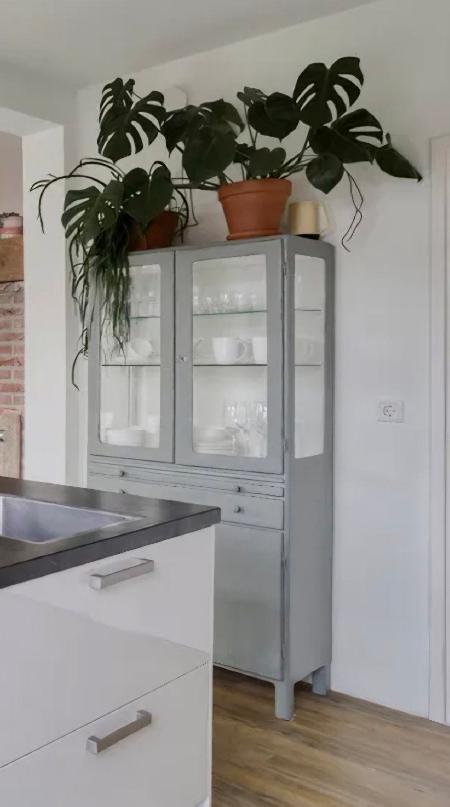 Vintage apothekerskast / vitrinekast, Huis en Inrichting, Ophalen, Gebruikt, Met lade(s), 50 tot 100 cm