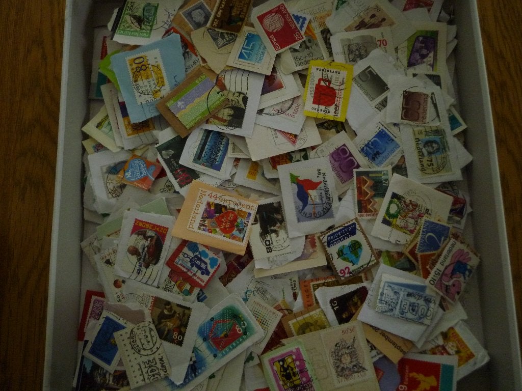 500 verschillende zegels Nederland op papier / gestempeld, Ophalen of Verzenden, Gestempeld