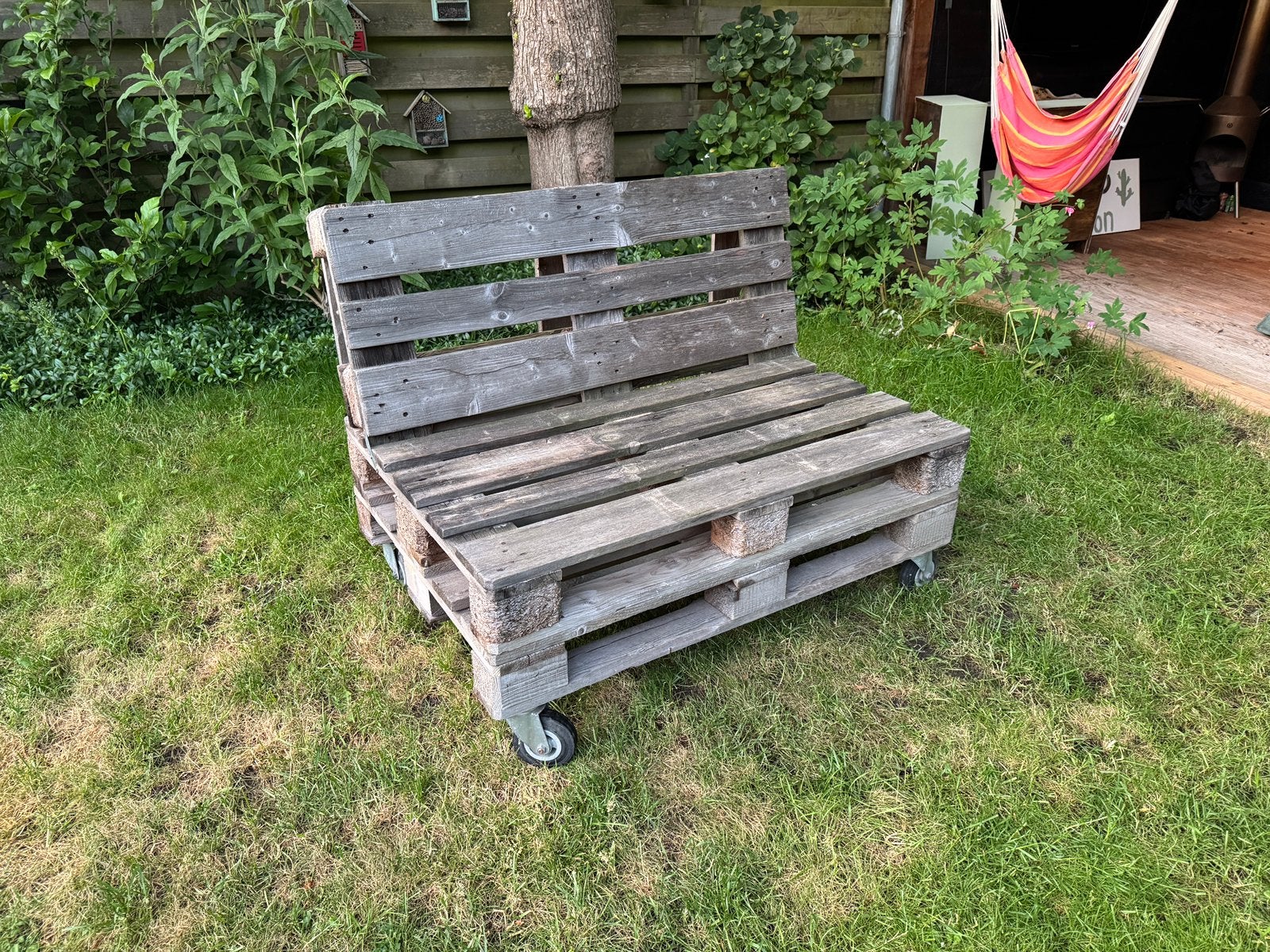 pallet bankje van pallets 120 bij 80 met wieltjes eronder, Ophalen, Gebruikt, Hout