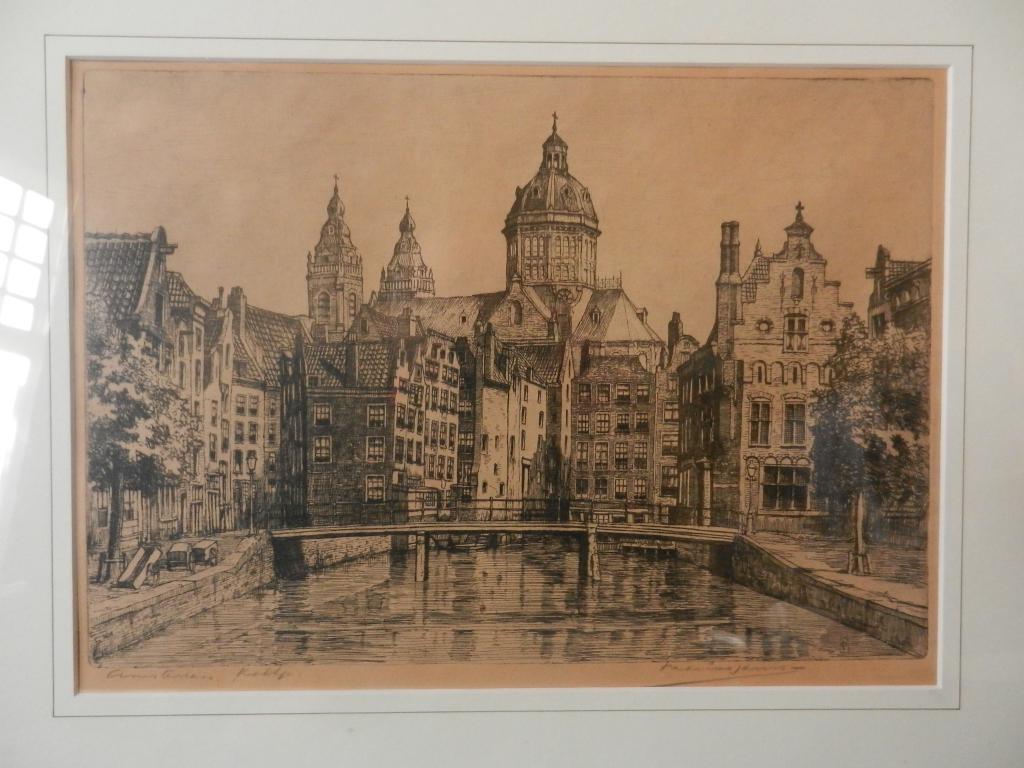 Ets Gezicht op het Kolkje Amsterdam Marius Janssen hxb 42x50, Antiek en Kunst, Kunst | Etsen en Gravures, Met monogram, Ets, Stadsgezicht