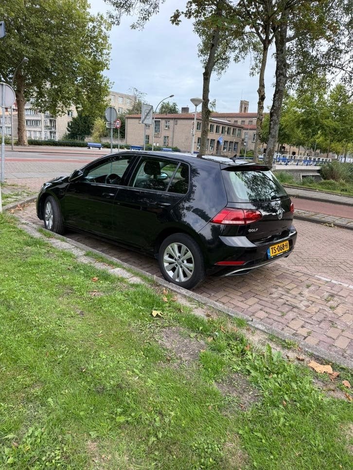 Volkswagen Golf 1.0 TSI 116 pk 5D 2018 Zwart, Auto's, Voorwielaandrijving, Stof, 1145 kg, Euro 6