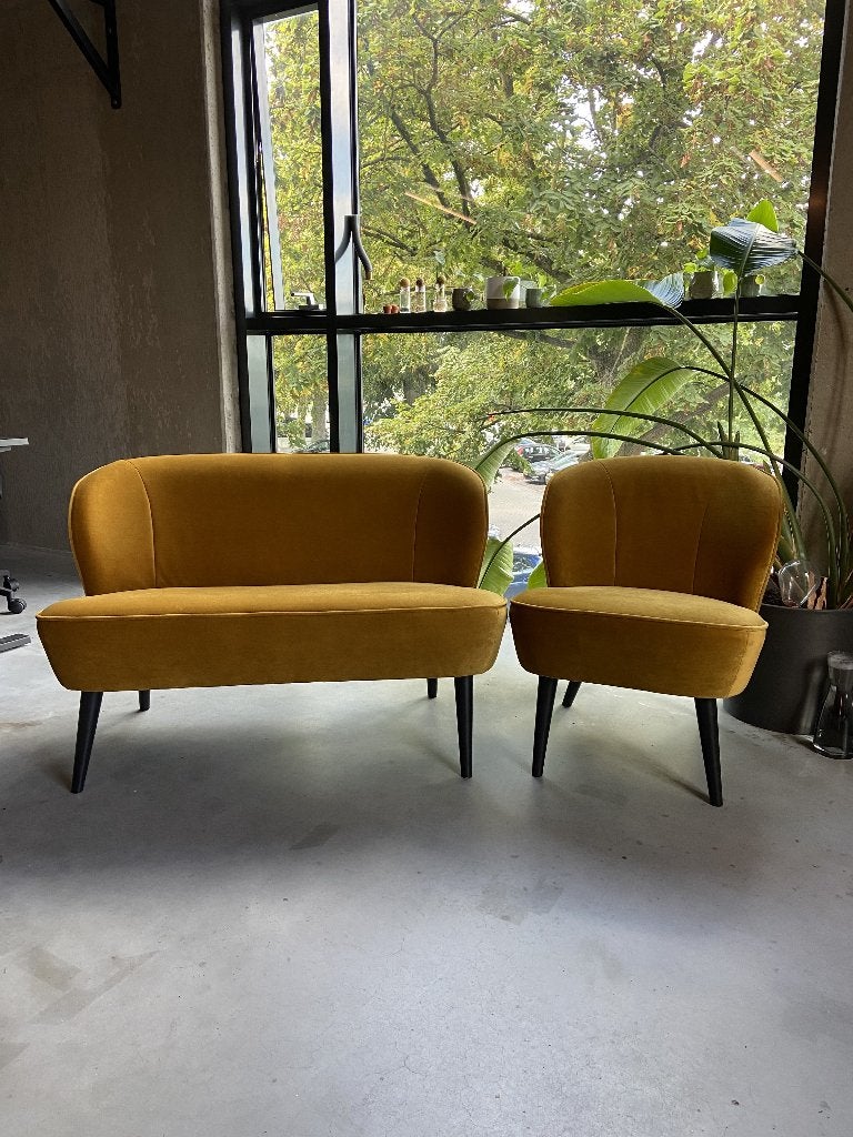 WOOOD Sara velvet fauteuil en bankje - okergeel, Ophalen, Zo goed als nieuw, Stof, 50 tot 75 cm
