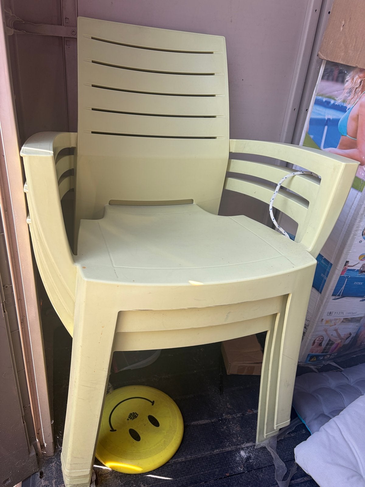 Gratis 3 mooie tuinstoelen, Ophalen, Gebruikt, Kunststof, Stapelbaar