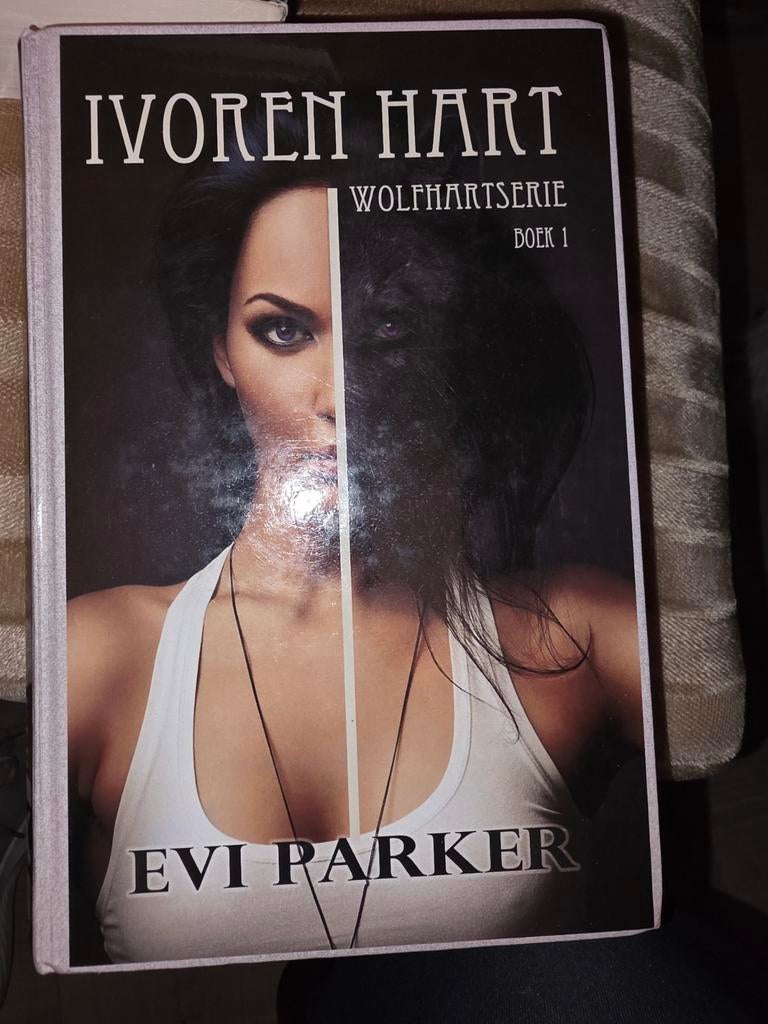 Ivoren Hart - Wolfhartserie Boek 1, Boeken, Ophalen of Verzenden