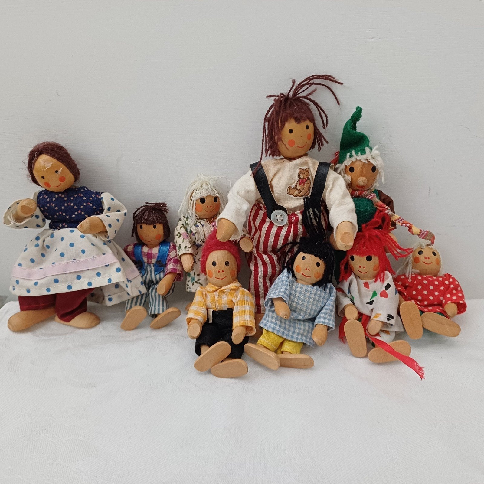 9 x vintage poppenhuis familie, hout, buigzaam, Ophalen of Verzenden, Gebruikt, Poppenhuis