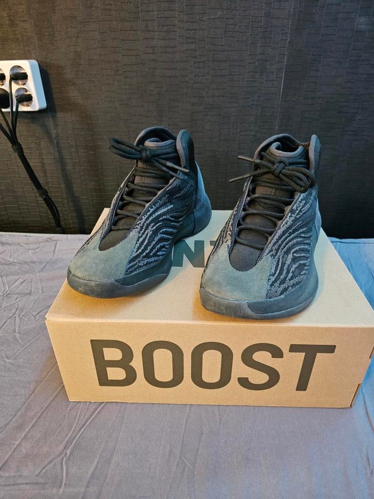 Yeezy 350 QNTM  quantum, Ophalen of Verzenden, Zo goed als nieuw, Overige kleuren