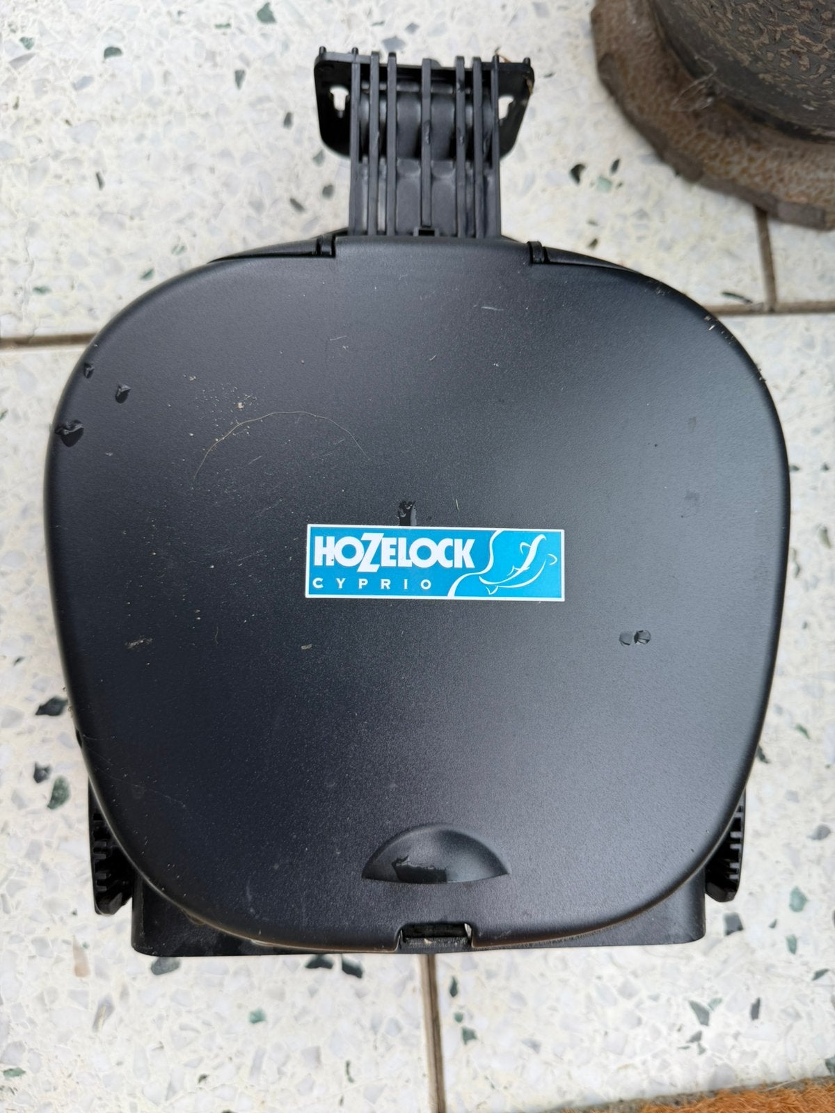 Hozelock voeder automaat voor vijvervissen, Ophalen