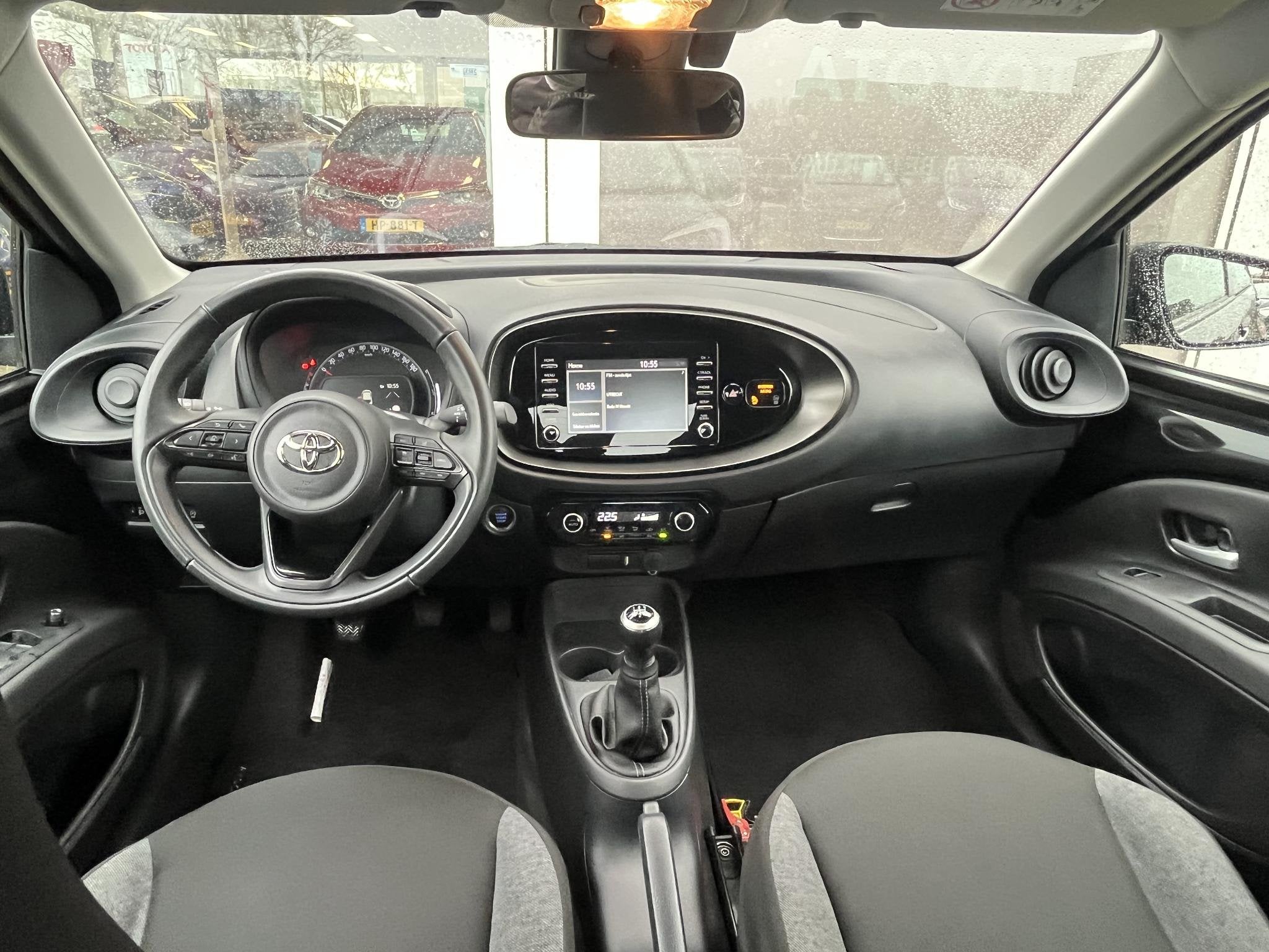 Toyota Aygo X 1.0 VVT-i MT Envy Pack | Keyless | Apple Carpl, Auto's, Toyota, Gebruikt, 920 kg, 4 stoelen, Leder en Stof