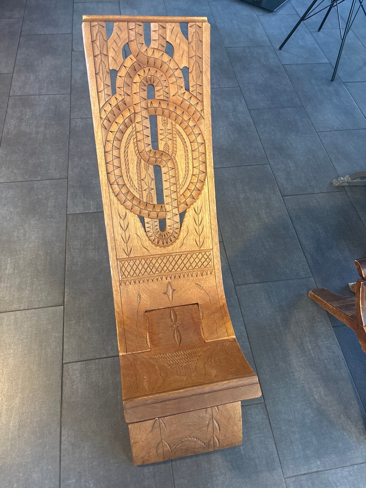 Surinaamse handgesneden houten stoel met slangmotief, Ophalen of Verzenden