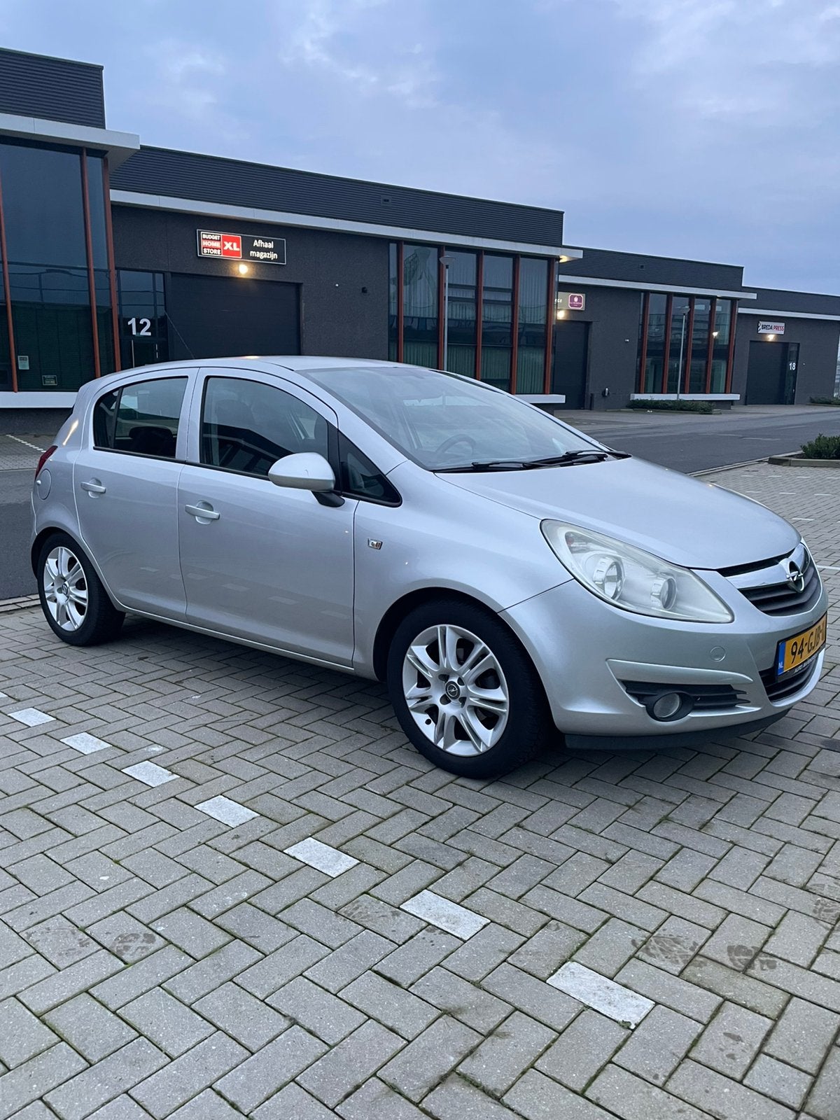 Opel Corsa Enjoy 1.4 16V 5D 2008 Grijs, Voorwielaandrijving, 1063 kg, Zwart, 4 cilinders