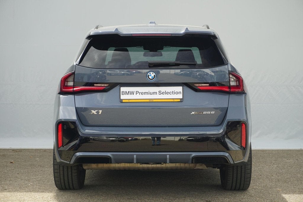 BMW X1 xDrive25e M Sportpakket Pro 20'' / Panoramadak / Harm, Auto's, BMW, Stof, 105 min, Bedrijf, Vierwielaandrijving