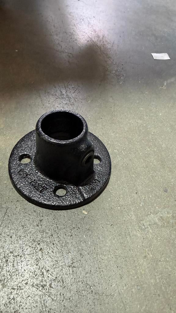 Zwarte steigerbuis ( buiskoppelingen) voetplaat 28.6mm, Ophalen of Verzenden, Zo goed als nieuw