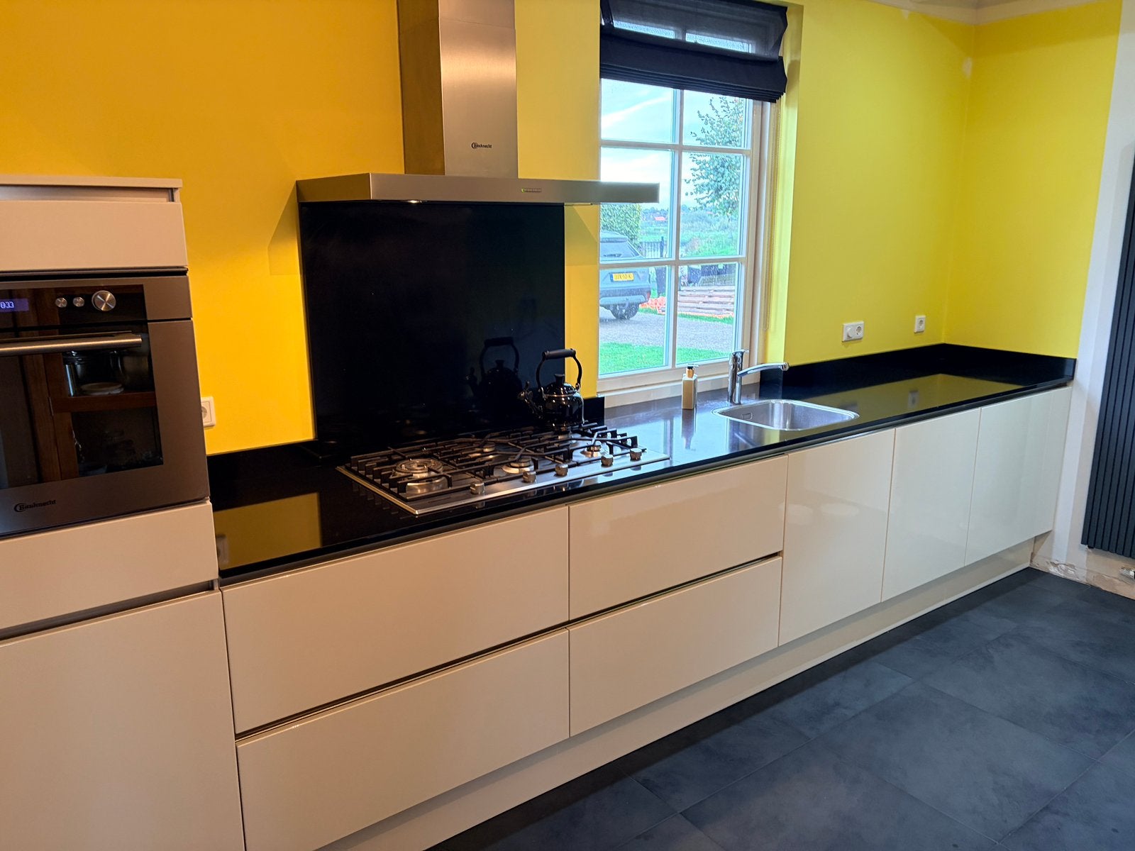 Moderne hoogglans witte keuken met zwart composiet blad, Ophalen, Gebruikt, Wit, Composiet