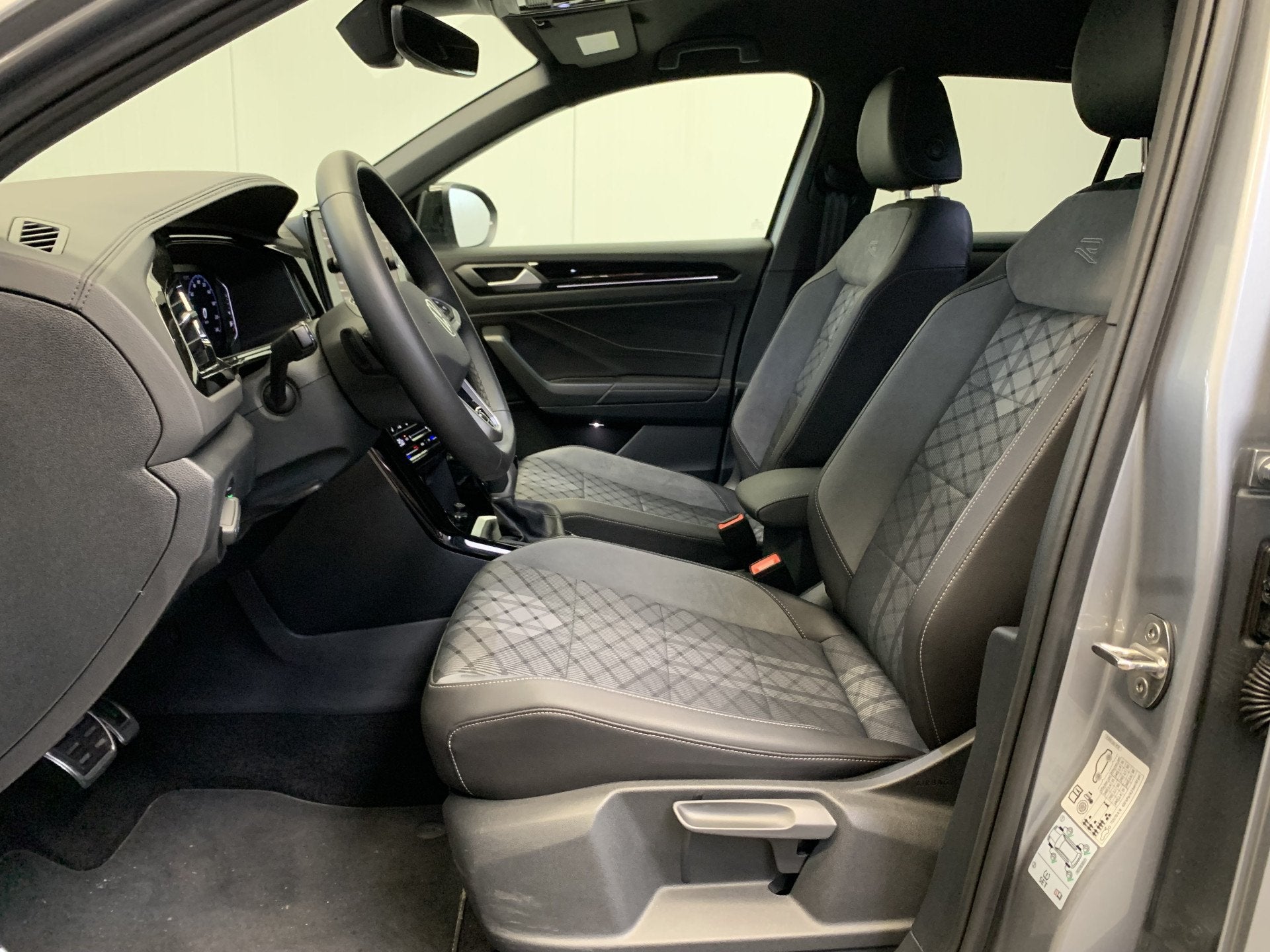 Volkswagen T-Roc 1.5 TSI 150PK R-Line Black Line IQ LIGHT-CA, 1258 kg, 4 cilinders, Origineel Nederlands, Bedrijf