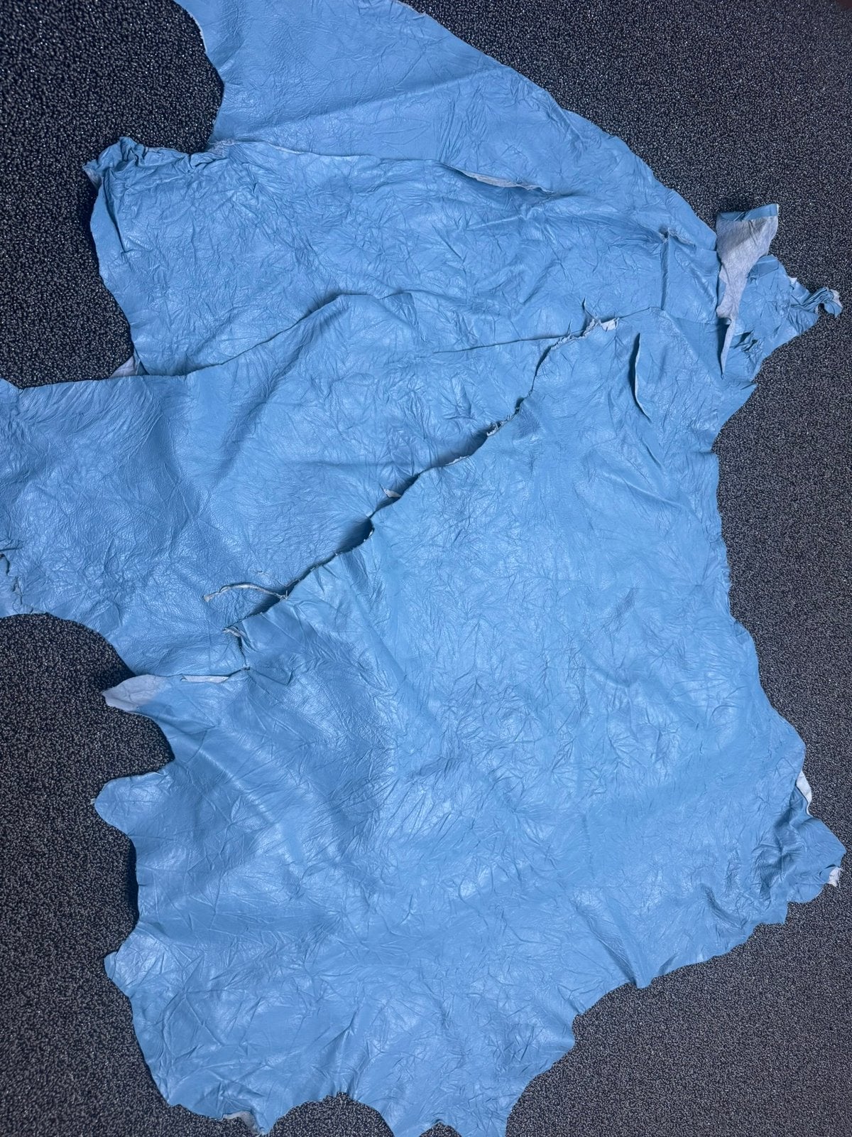 4 lappen jeans blauw kreuk leer + 3 lappen rood suede, Hobby en Vrije tijd, Stoffen en Lappen, Overige kleuren, Leer of Kunstleer
