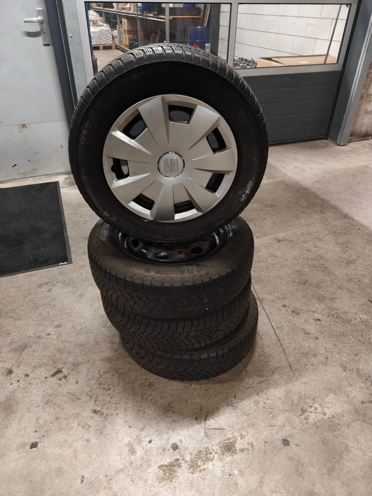 Stalen velgen met wieldoppen en Firestone winterbanden, Ophalen, Gebruikt