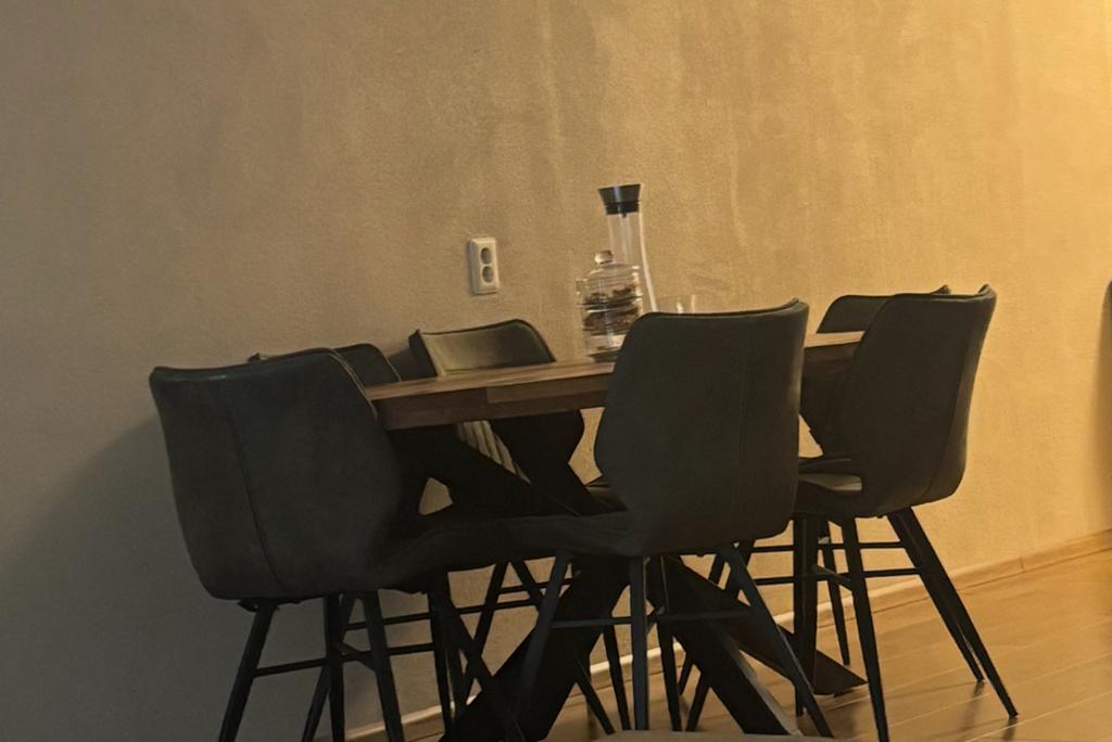 Ovale eettafel met 6 stoelen., Huis en Inrichting, Complete eetkamers, Ophalen, 4 tot 6 stoelen