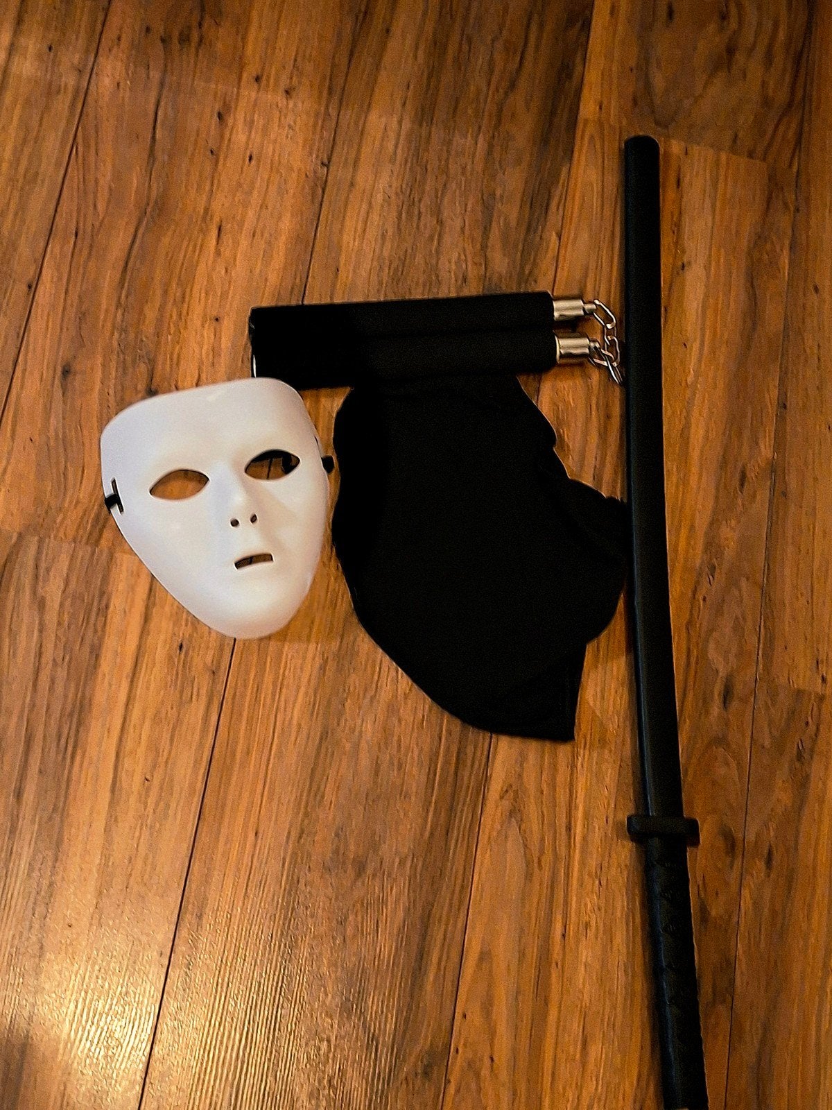Ninja kostuum accessoires set - masker, nunchaku, zwaard, Hobby en Vrije tijd, Ophalen, Gebruikt, Toneelattributen of Onderdelen