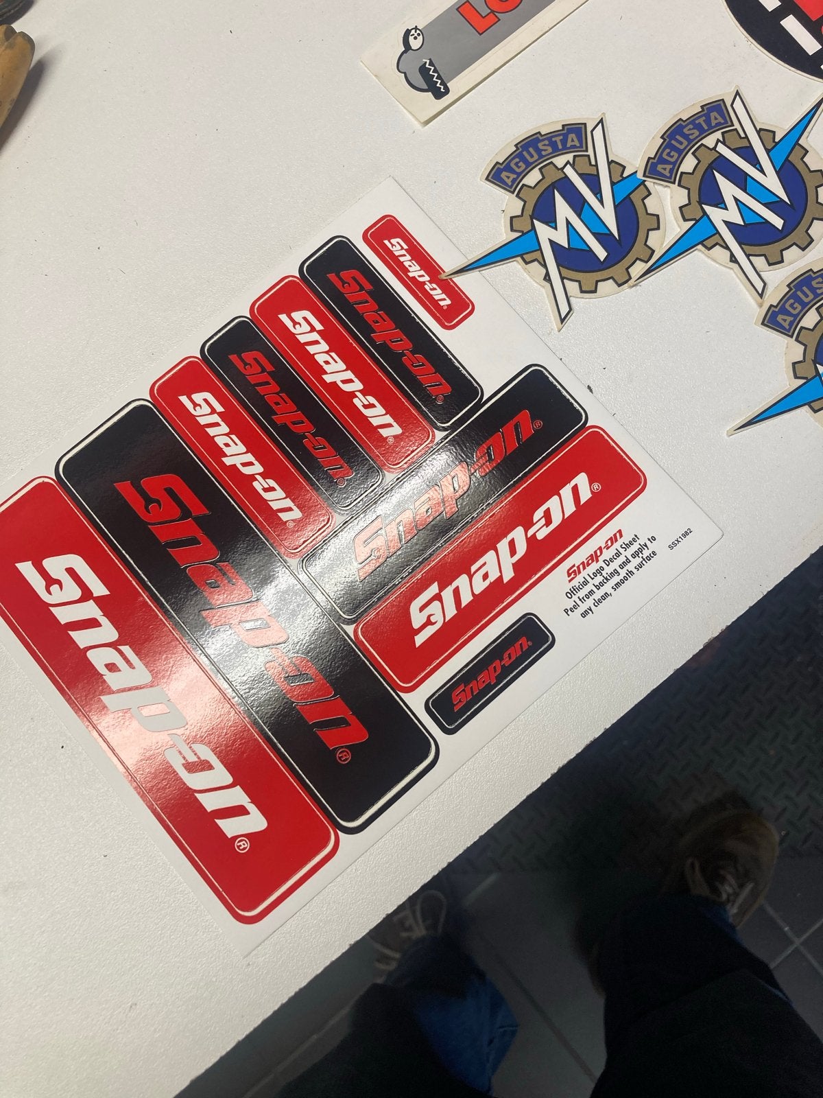 Diverse stickers: Snap-on, MV Agusta, Lookwell, DAF