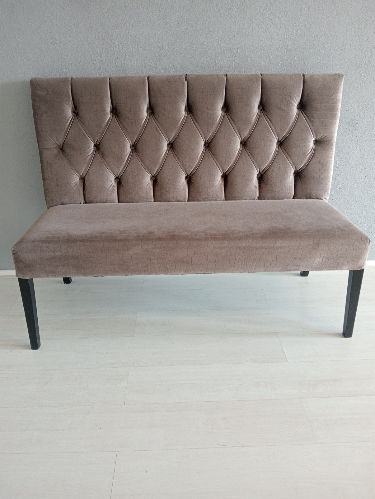 Stijlvolle tweepersoons bank met gecapitonneerde rug, 150 tot 200 cm, Onbekend, Tweepersoons, 75 tot 100 cm