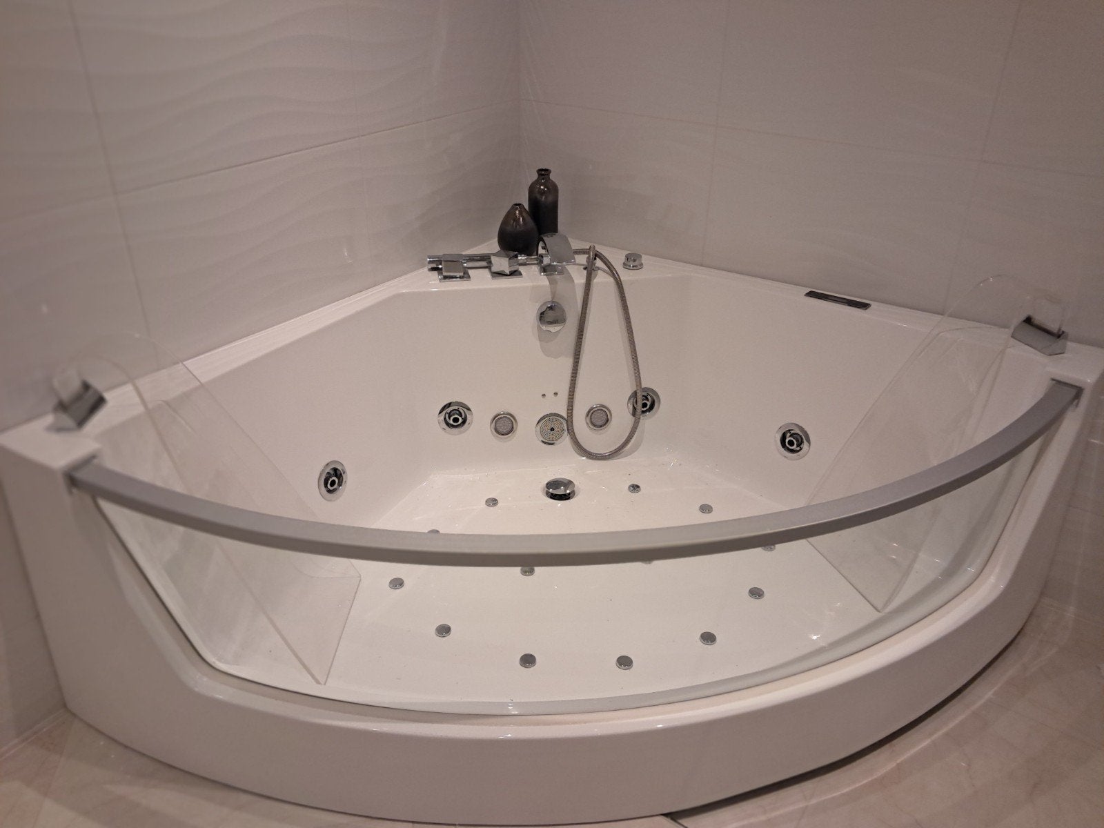 Hoek/ vrijstaand Bubbelbad, Huis en Inrichting, Badkamer | Complete badkamers, Ophalen, Zo goed als nieuw