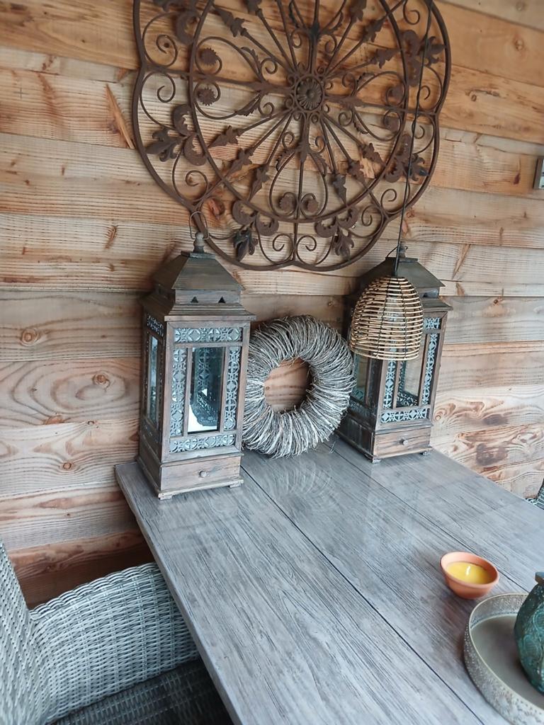 Twee grote houten windlichten, Huis en Inrichting, Woonaccessoires | Kandelaars en Kaarsen, Ophalen, Gebruikt, Kandelaar, Hout