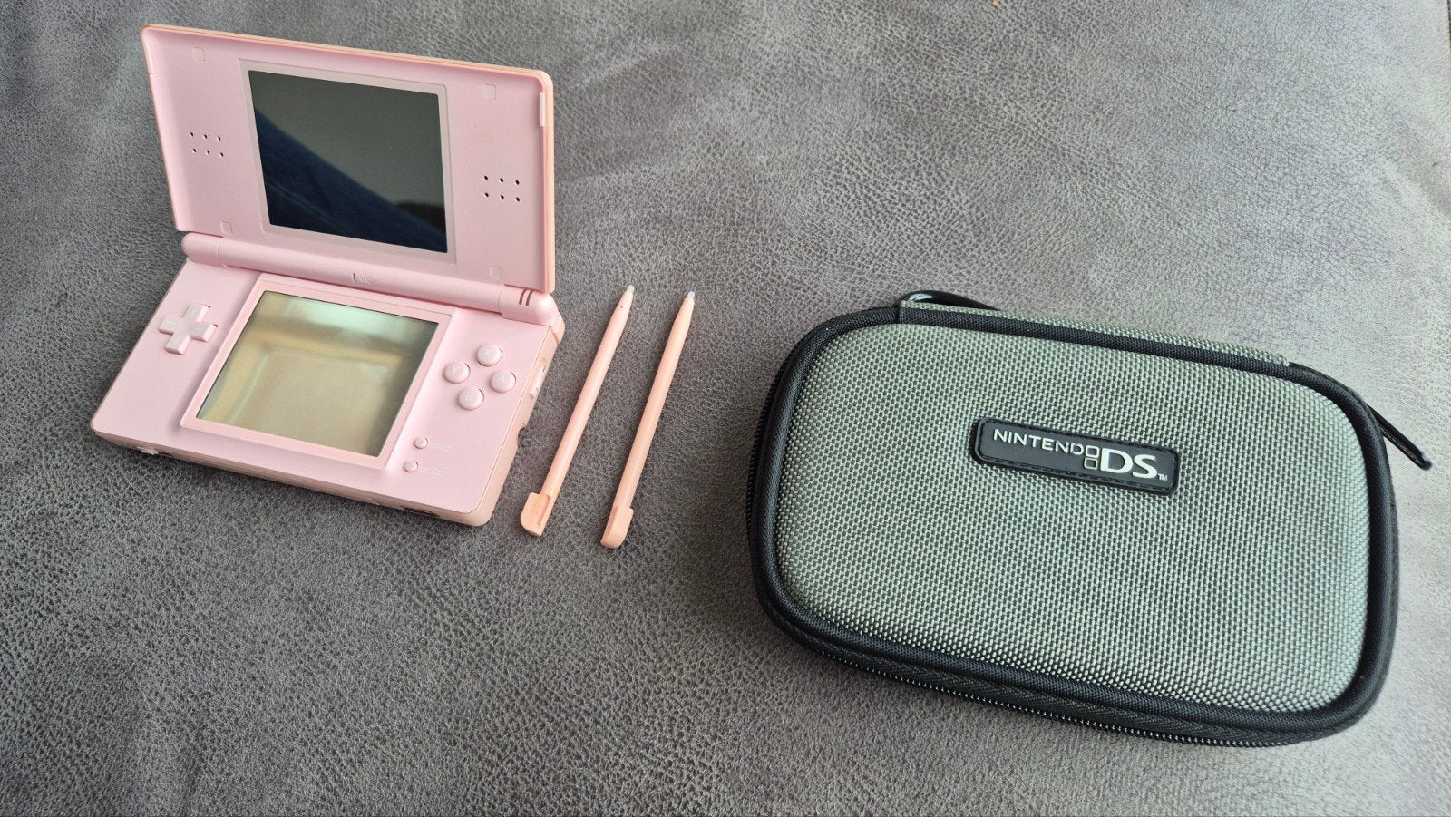 Defecte? Roze Nintendo DS Lite met hoes en 2 styluspennen, Spelcomputers en Games, Gebruikt, Ophalen of Verzenden, Roze, Met beschermhoes of tas