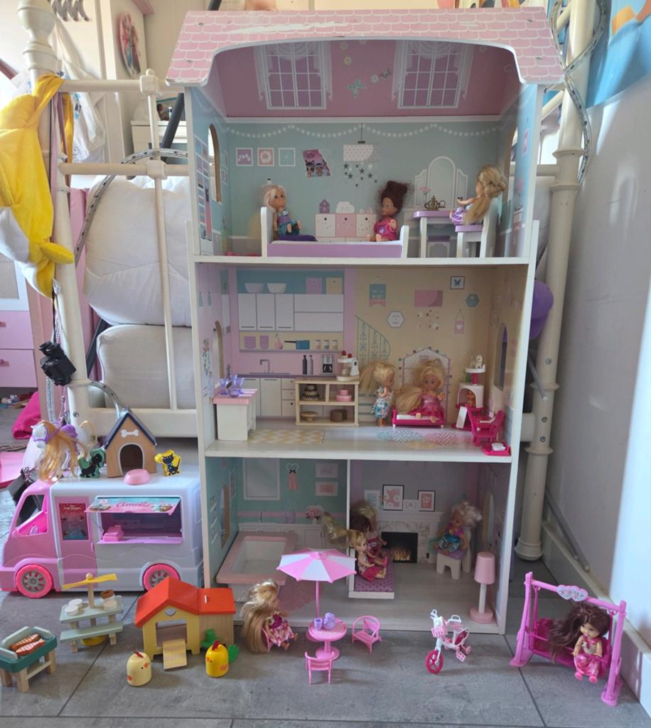 Poppenhuis met veel accessoires en meubels, Ophalen, Gebruikt, Poppenhuis