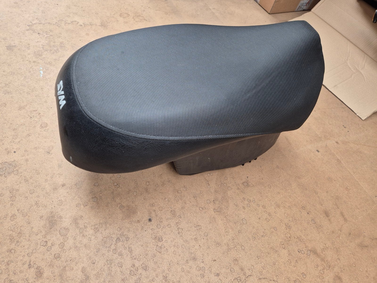 Zadel buddyseat Sym Mio zwart - Gebruikt, Fietsen en Brommers, Brommeronderdelen | Scooters, SYM Motors, Gebruikt, No. 3, Chung Hua Rd., Hukou Township, Hsinchu County 303, Taiwan (R.O.C.)