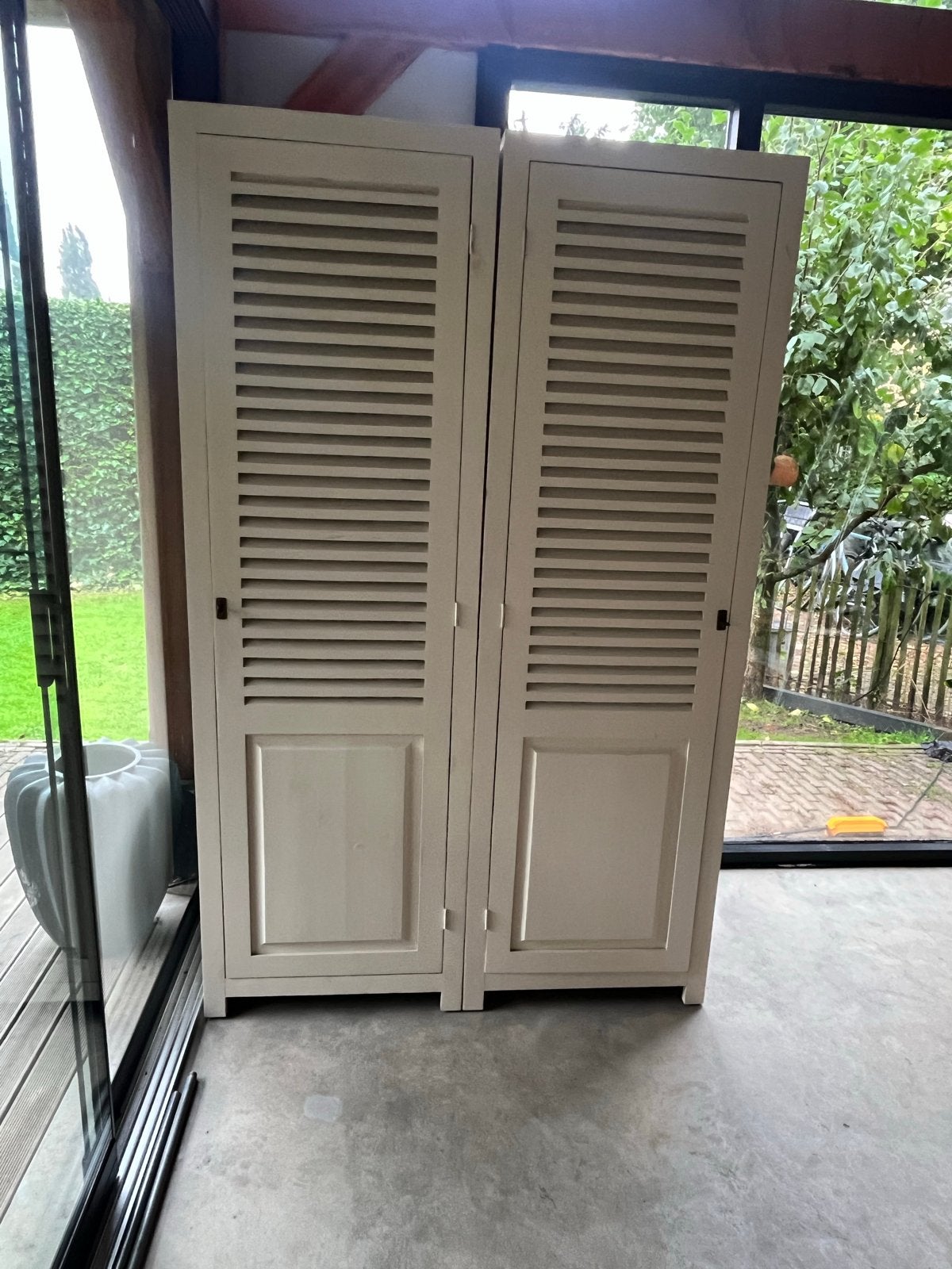 Set van 2 gebroken witte kasten met louvre deuren, Ophalen, Gebruikt, 50 tot 100 cm, Met lade(s)