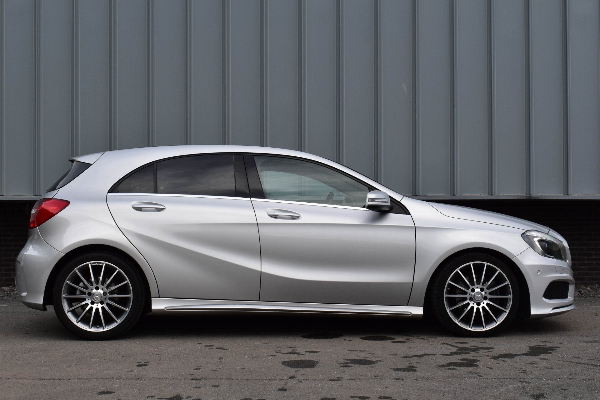 Mercedes-Benz A-Klasse 180 AMG | Sportstoelen | LED | Naviga, Voorwielaandrijving, Gebruikt, 4 cilinders, Met garantie (alle)