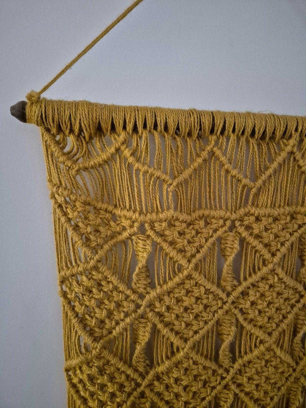 Handgemaakte Macramé Wandhanger - Okergeel, Geel, Textiel, Ophalen of Verzenden, Zo goed als nieuw
