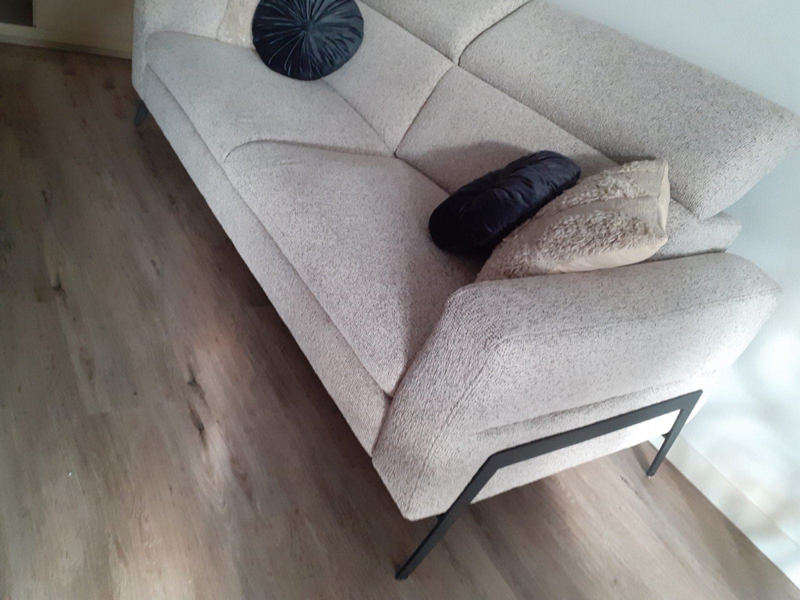 Zo goed als nieuwe stoffen bank beige met zwarte poten, Ophalen, Driepersoons, 75 tot 100 cm, Zo goed als nieuw