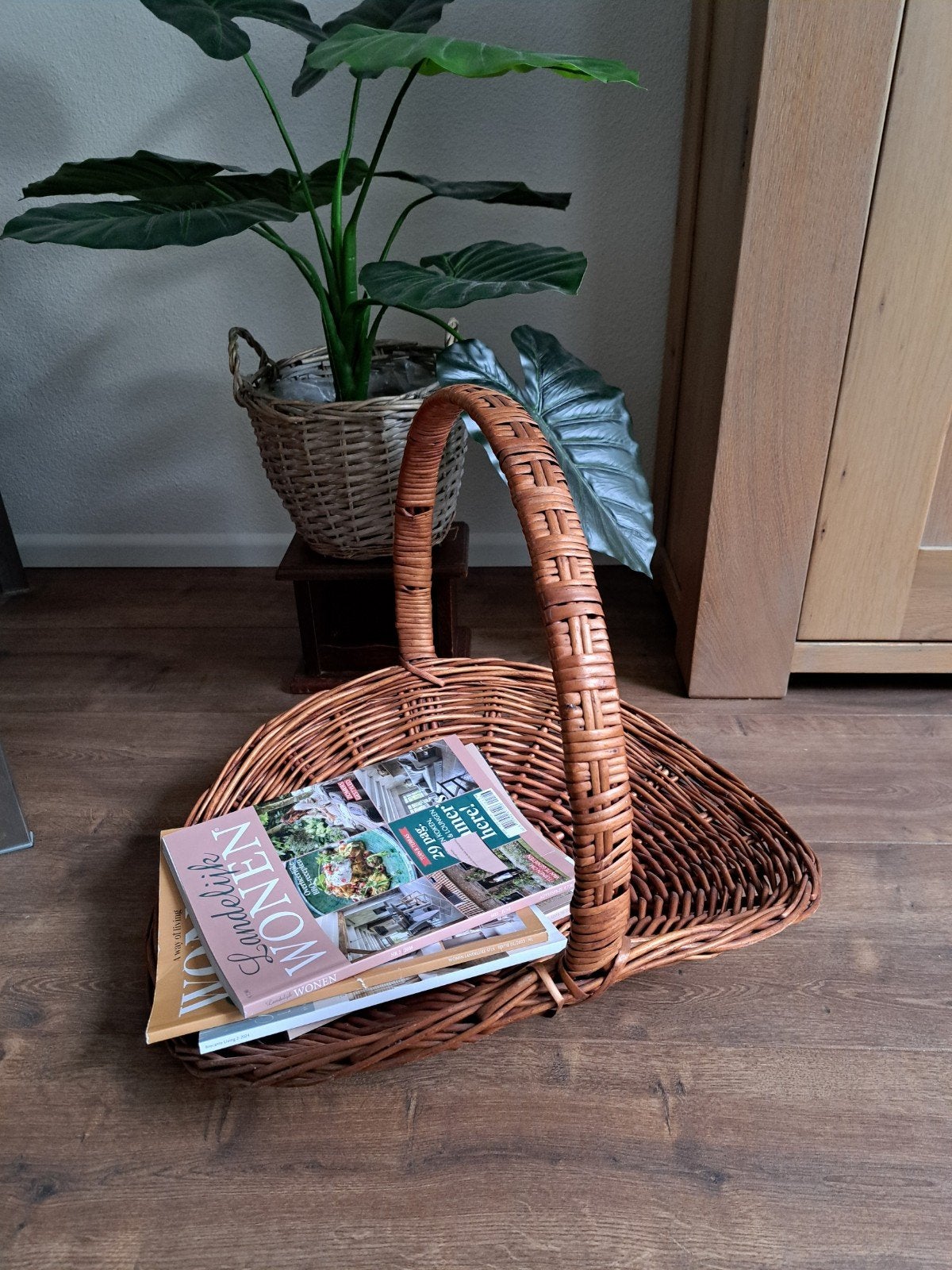 Decoratieve vintage rieten mand lectuurbak met hengsel, Ophalen, Gebruikt, Mand, Riet
