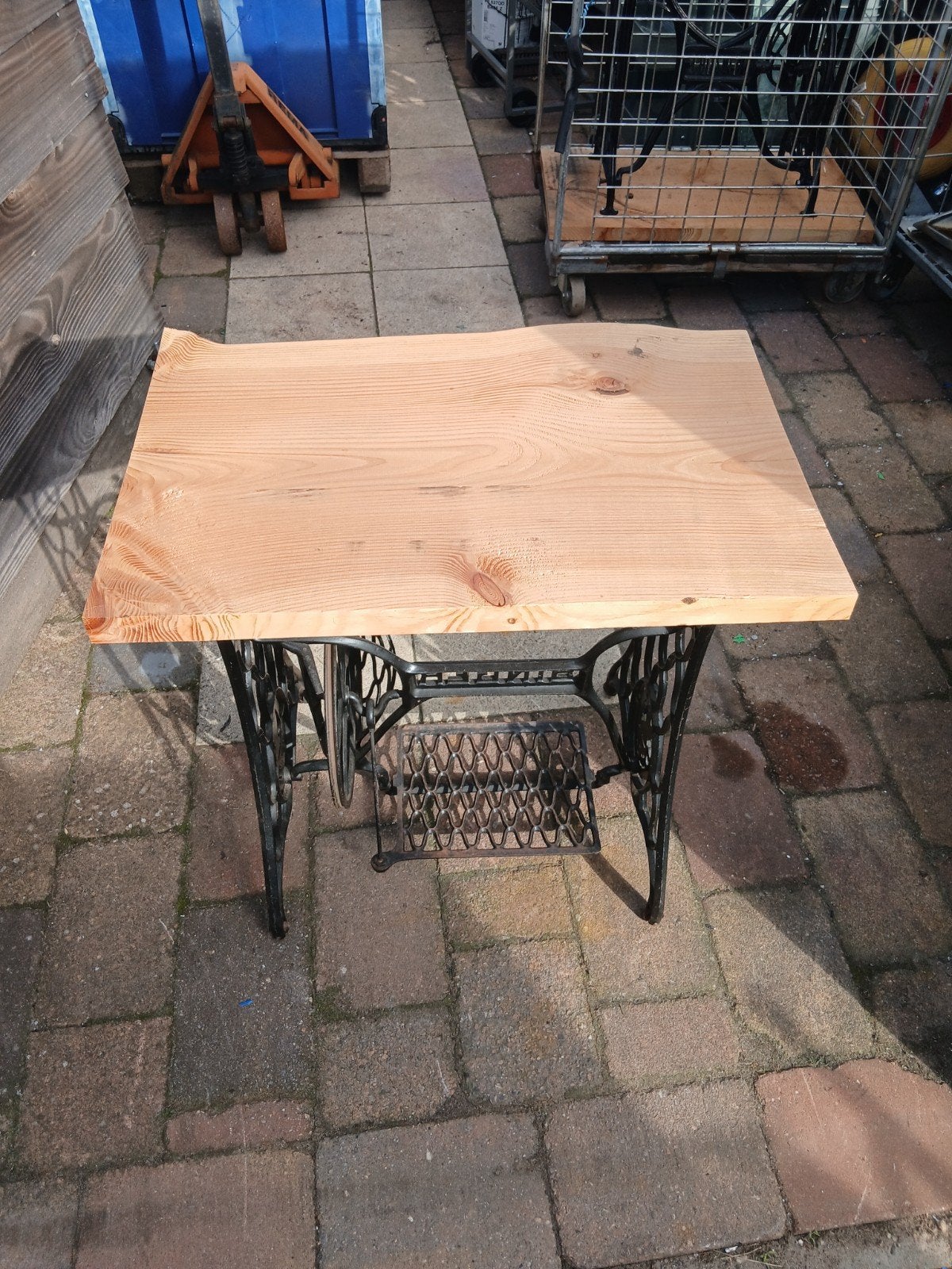 2x Tafeltje met houten blad en onderstel van naaimachine, Ophalen