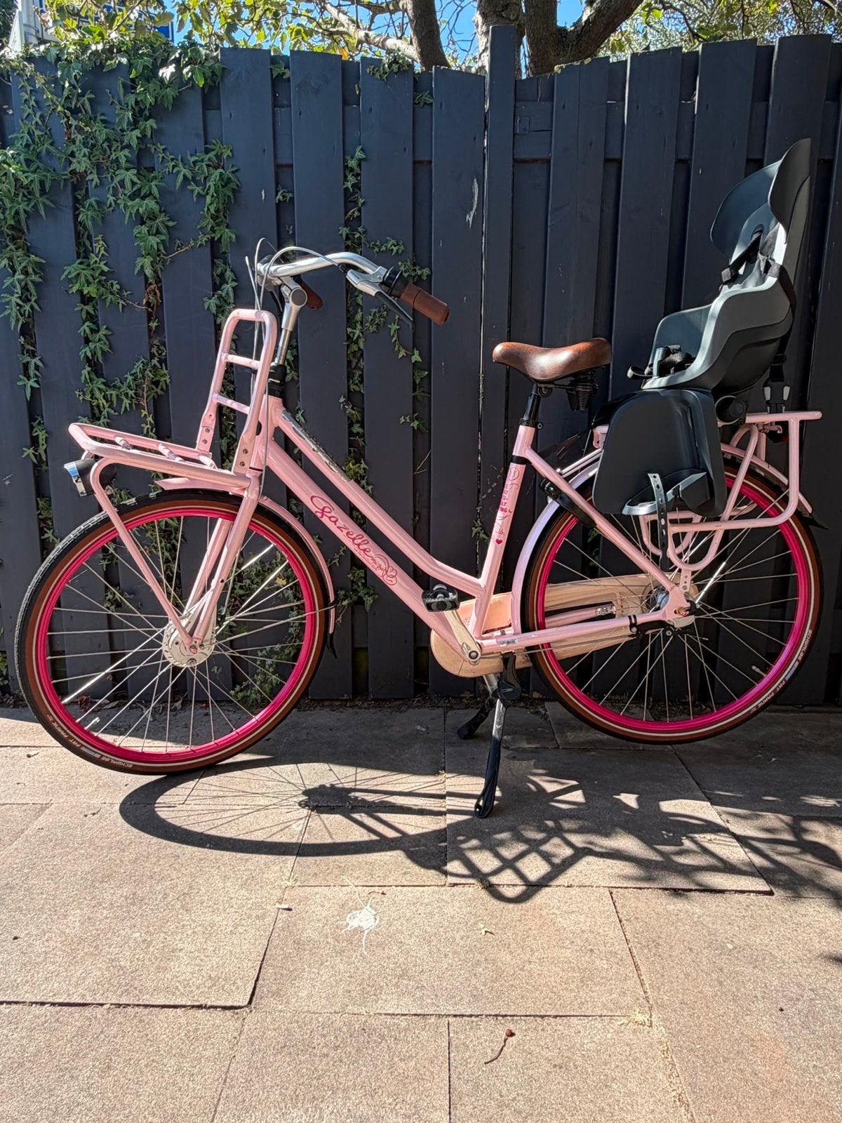 Gazelle damesfiets met 2 bobike kinderzitjes en mand, Fietsen en Brommers, Fietsen | Dames | Damesfietsen, 56 cm of meer, Ophalen