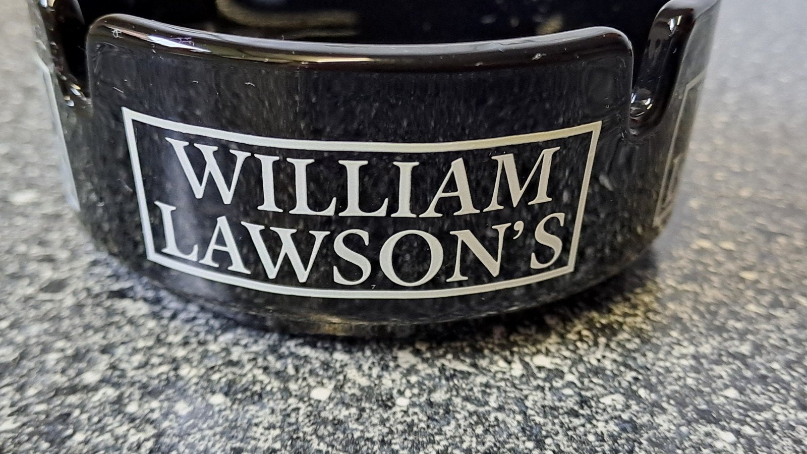 William Lawson's Asbak - Zwart Glazen Asbak, Verzamelen, William Lawson's, Gebruiksvoorwerp, Onbekend, Ophalen of Verzenden