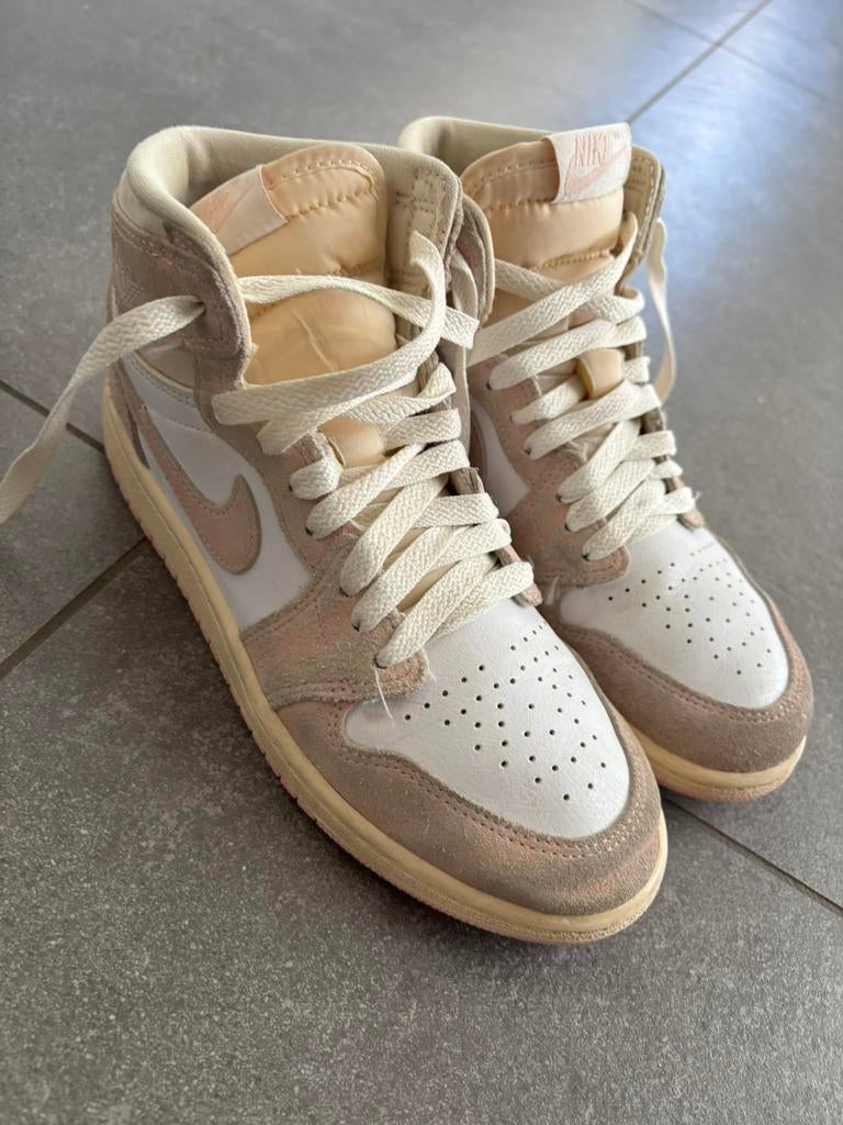 Nike Jordan 1 (meisje, roze, maat 35) te koop!, Kleding | Dames, Schoenen, Ophalen of Verzenden, Roze, Sneakers of Gympen, Zo goed als nieuw