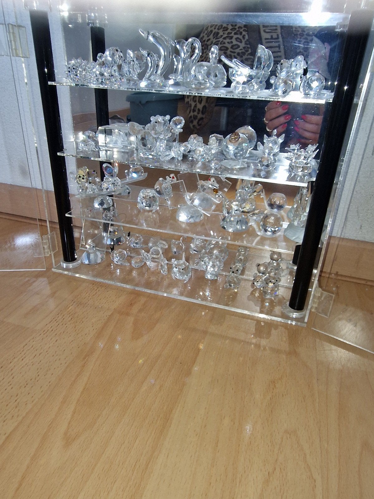 Grote collectie Swarovski kristallen beeldjes in vitrine, Ophalen