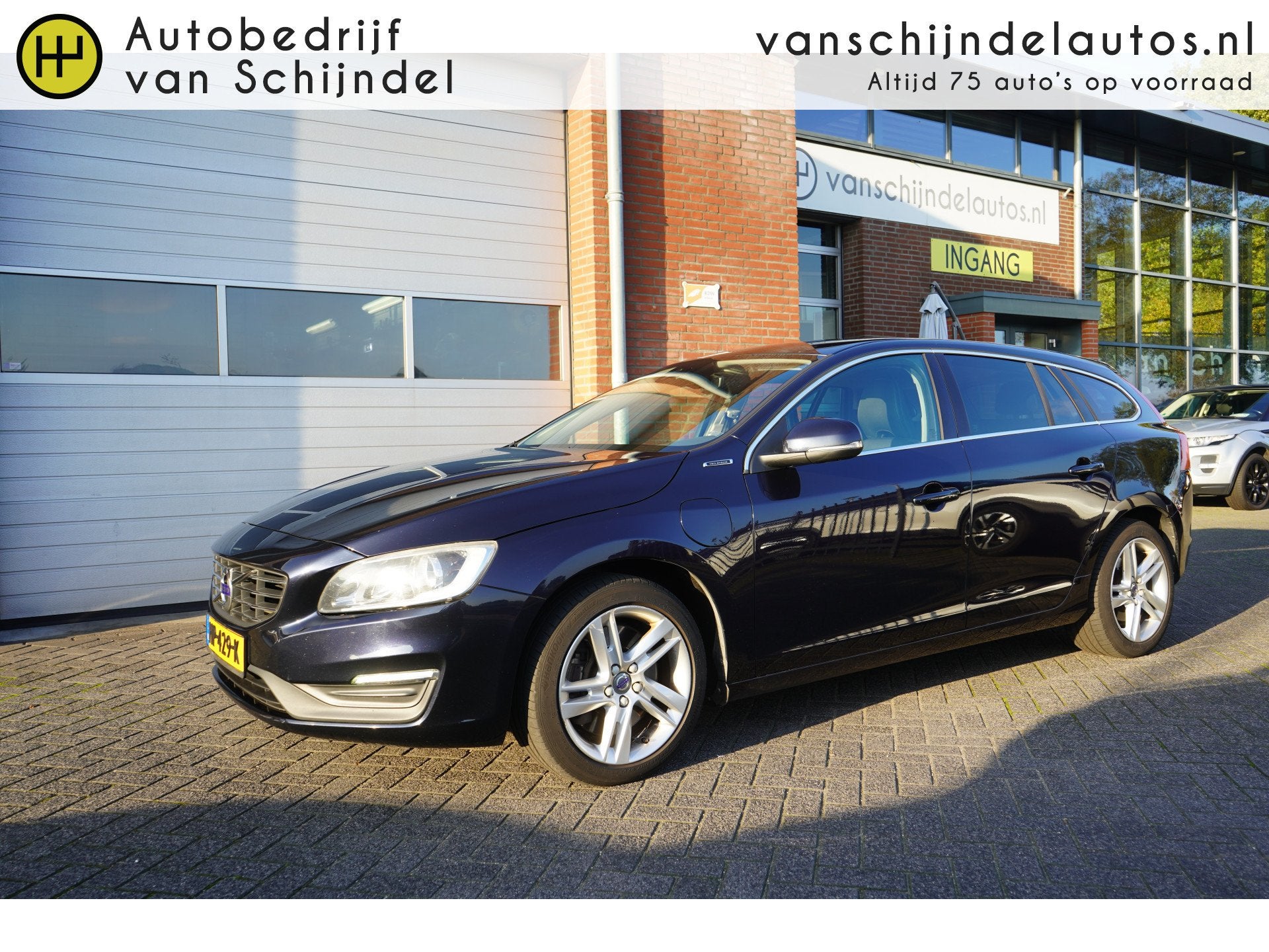 Volvo V60 2.4 D6 TWIN ENGINE MOMENTUM DEC 2015 NL AUTO AIRCO, Auto's, Automaat, 53 km, Verwarmde buitenspiegels, Blauw