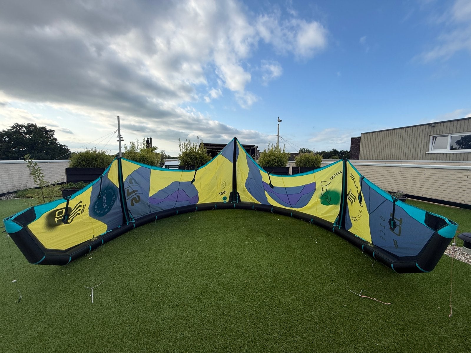 Duotone Dice SLS 10m² Kite - 2023 - Zo goed als nieuw, Watersport en Boten, Kitesurfen, 10 m², Geen board, Ophalen of Verzenden